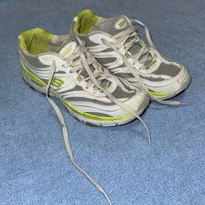 Sketchers Tennis Shoes